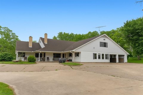 Donie, TX Ranch with Indoor Pool