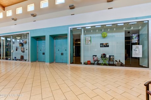 Modern Shopping Center Suite