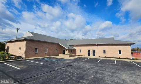 Warehouse with Secured Storage Yard