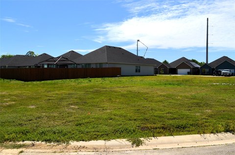 Residential Land in Mabank, TX