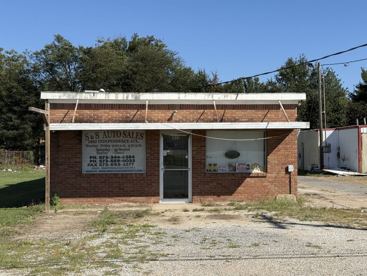 Kennett Commercial Building For Sale