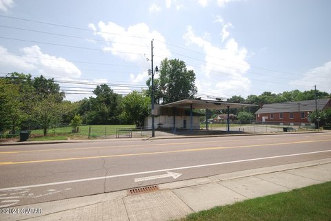 Retail Location with Secure Lot