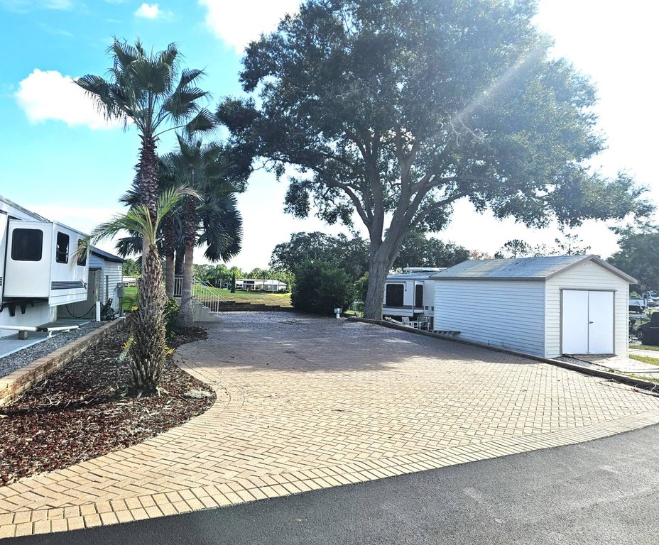 410 Golfview Dr, Davenport, FL 33837-2592