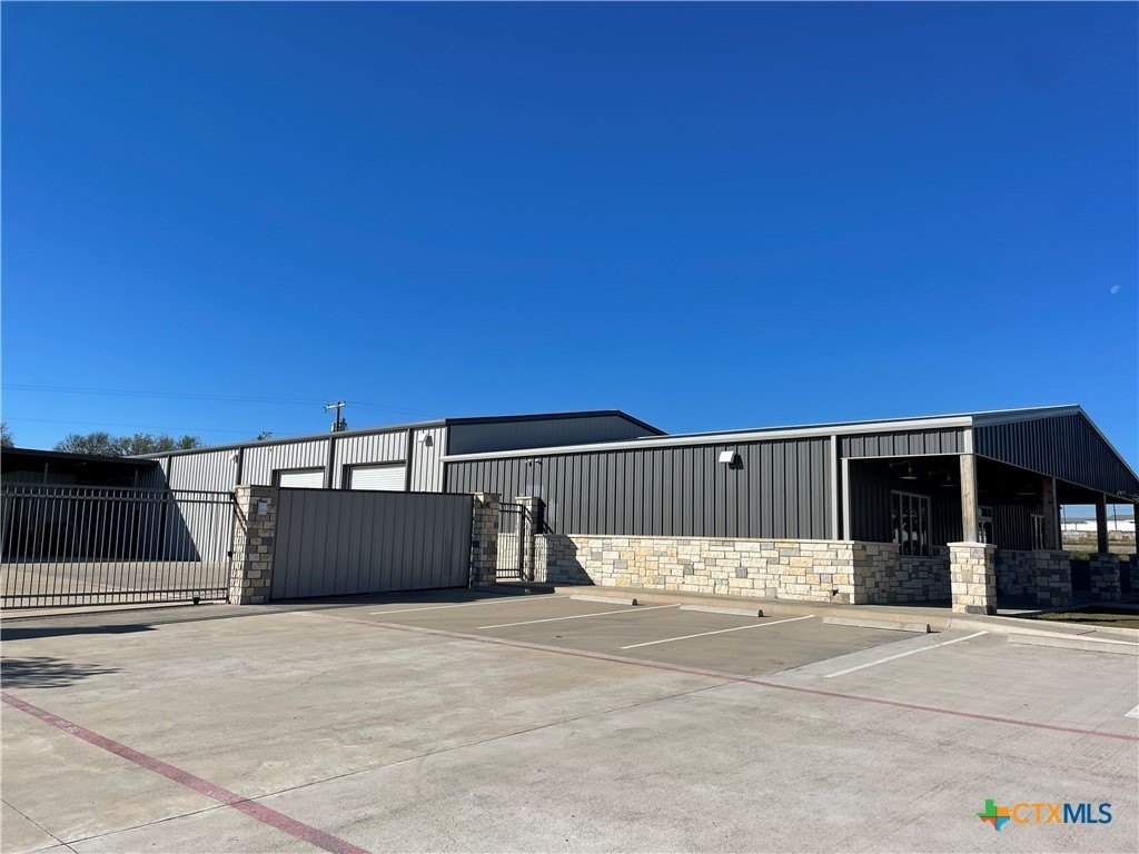 Versatile Commercial Flex Space