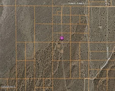Land in Llano, California