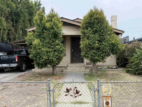 Duplex with Private Parking and Yards