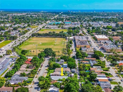 Remodeled Hollywood Fourplex Near Beach