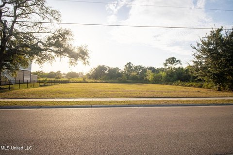 LAND - Long Beach, MS