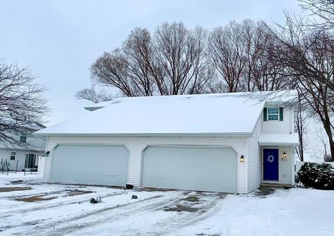 Little Chute Duplex with Garages