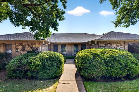 Full Duplex with Private Yard