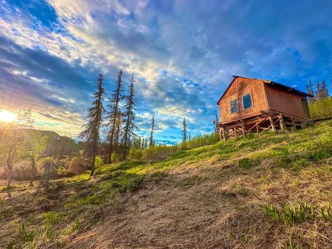 Alaskan Wilderness Cabin on Lakefront Land