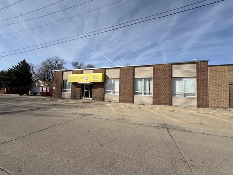Versatile Office/Warehouse in South Sioux