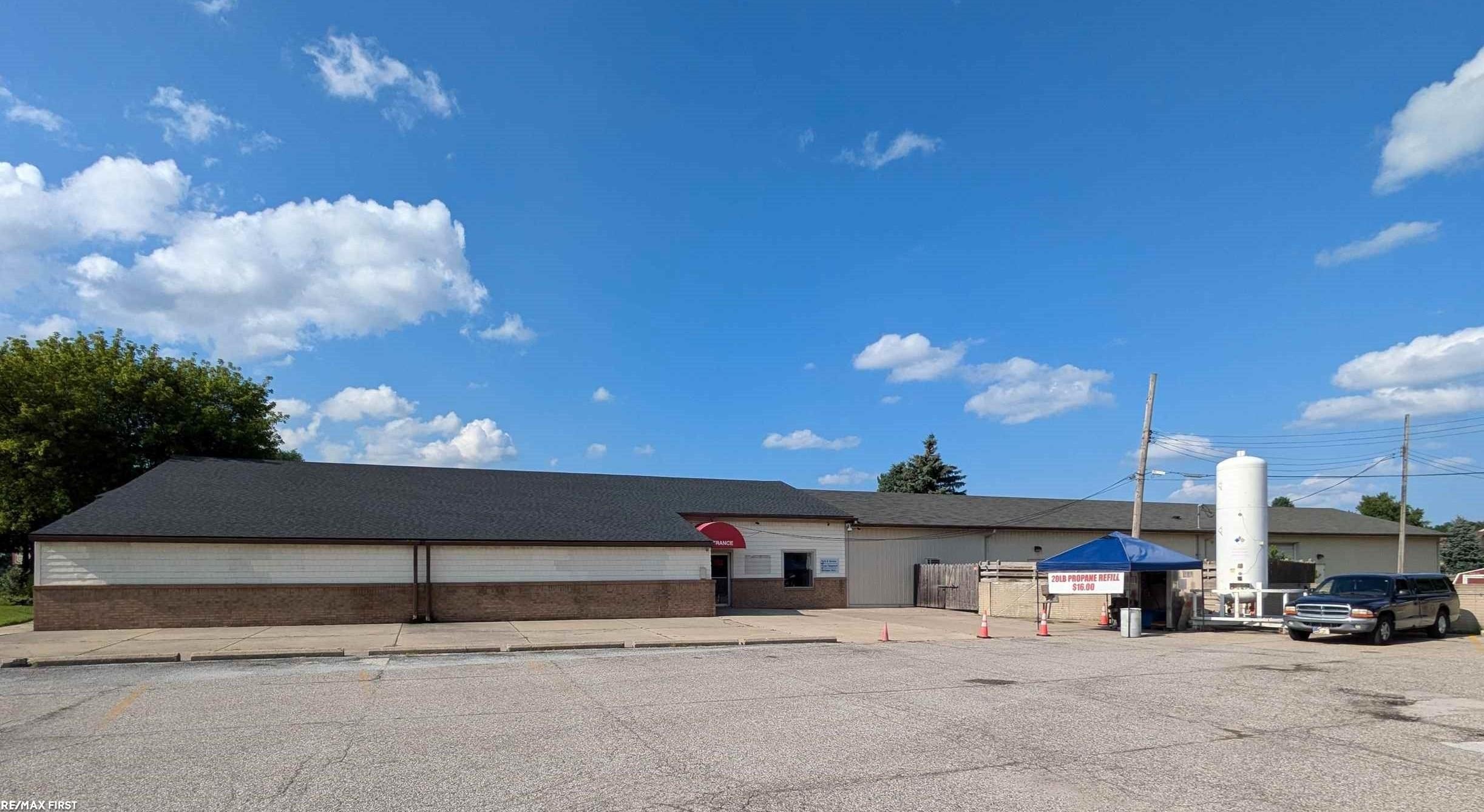 Commercial/Industrial Building in Clinton Township