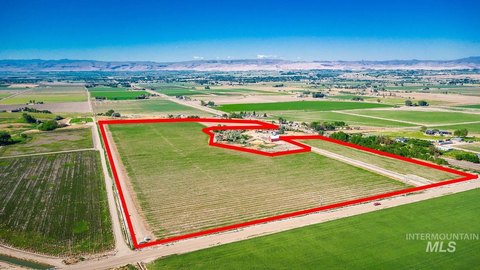 Wilder Land with Mountain Views