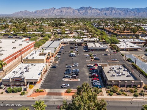 Shopping Center with Flexible Office and Retail Suites