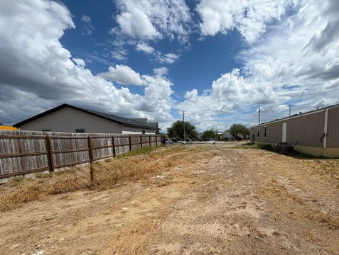 LAND, Laredo, TX