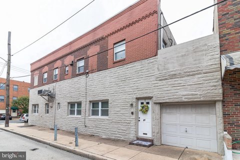 Philadelphia Multifamily Property with Garage