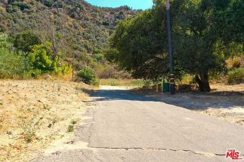 Residential Land in Val Verde, CA