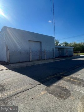Light Industrial Warehouse with Fenced Yard