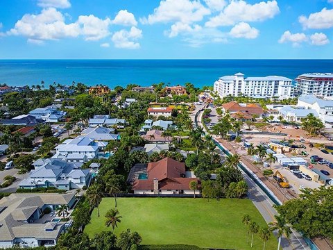 Oversized Lot in Old Naples