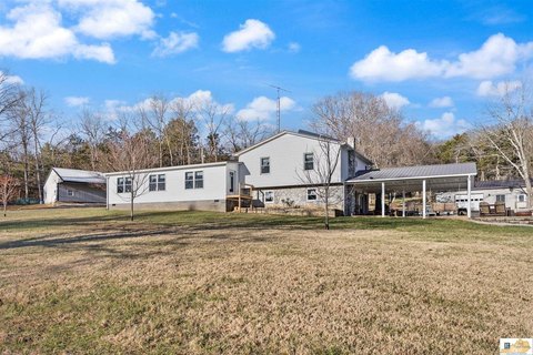 Horse Cave Farm with Barn