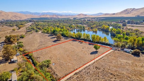 Scenic Acreage Near Lake Success