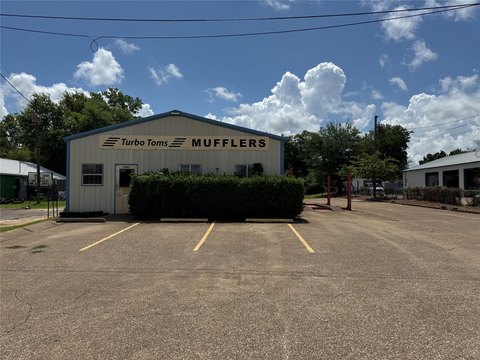 Small Metal Auto Shop with Lifts