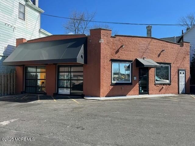 Freestanding Building with Parking Lot