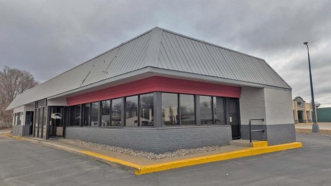 Former Restaurant with Ample Parking