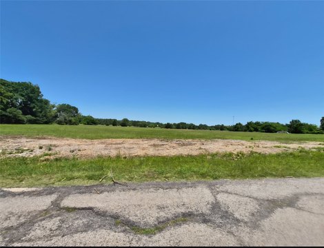 Spacious Land in Blossom, Texas