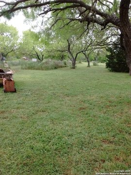 Land, Devine, TX