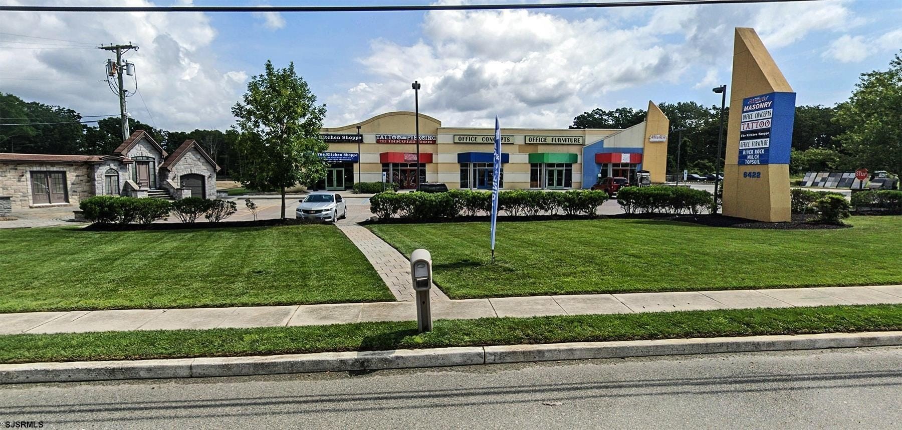 High-Visibility Retail Location on Pike