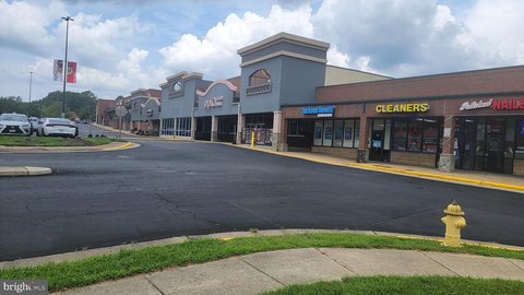 Retail Space in Woodbridge Plaza