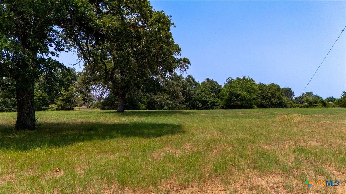 Unrestricted Land in Growing Lockhart