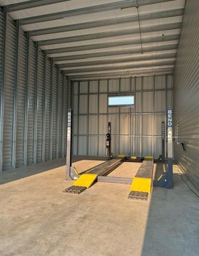 Garage Lodge Unit with Lift