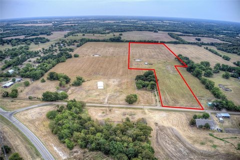 Unrestricted Land with Cattle Shed