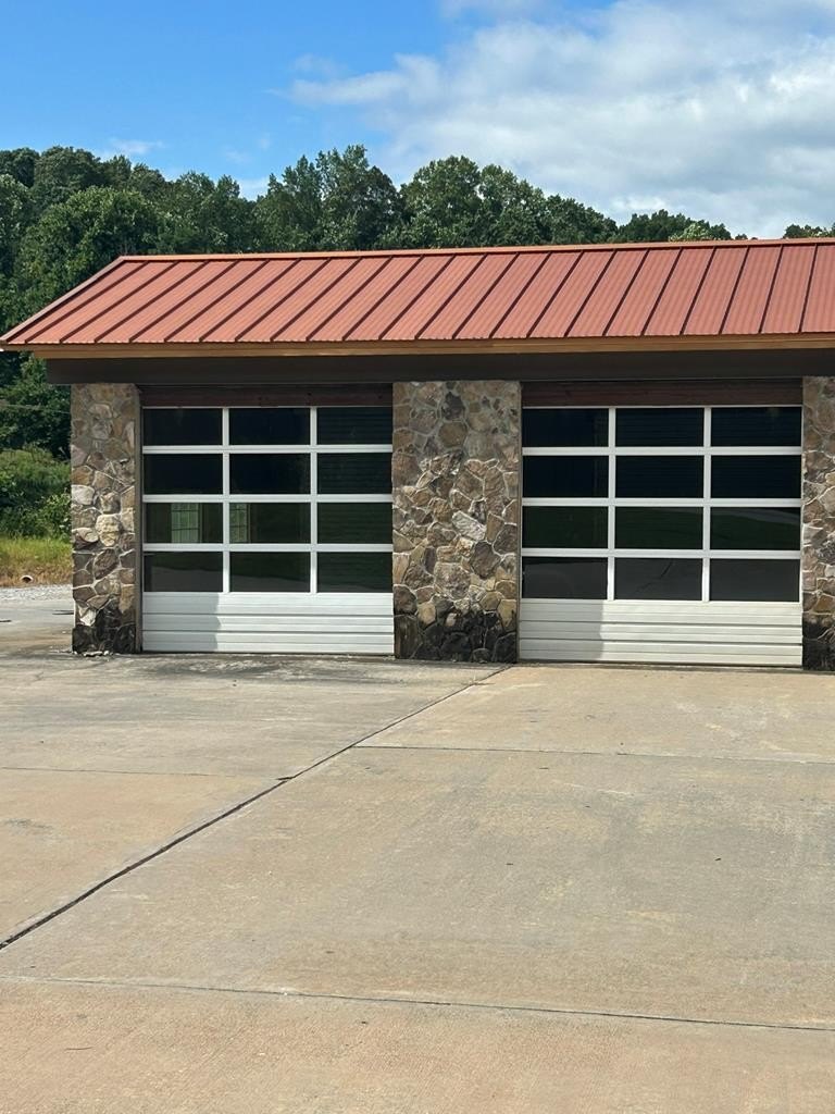 Commercial Garage with Highway Frontage