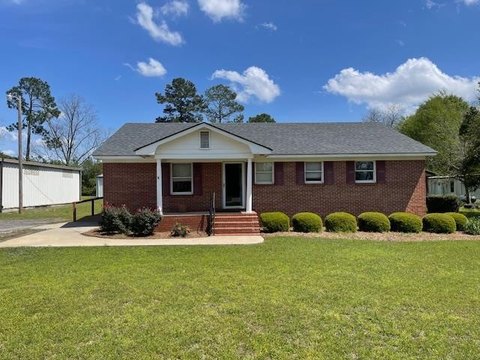 Versatile Mixed-Use Facility on Acreage