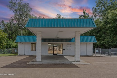 Versatile Commercial Building on Large Lot