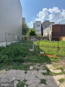 Vacant Lot in Growing Neighborhood