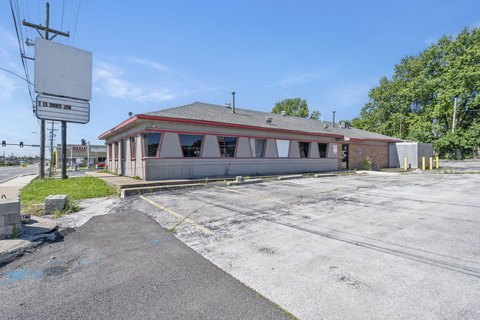 Freestanding Retail/Restaurant Building For Sale
