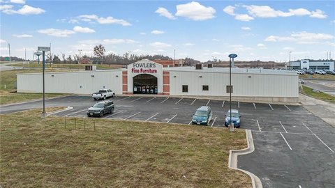 High-Visibility Retail Warehouse in Richmond
