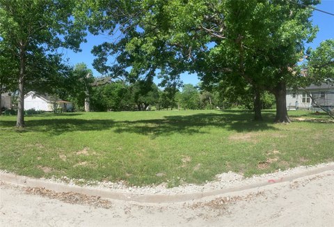 Spacious Vacant Lot in Marlin