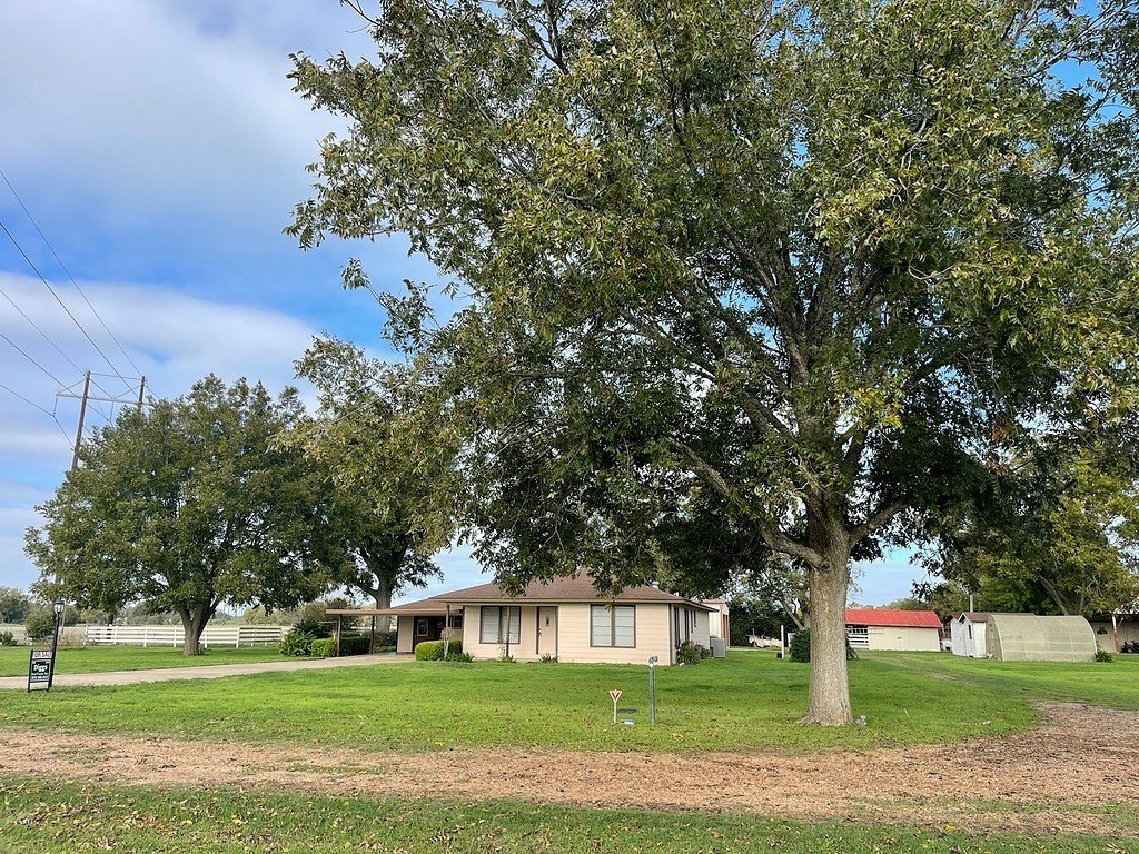 La Grange Farmhouse on Acreage