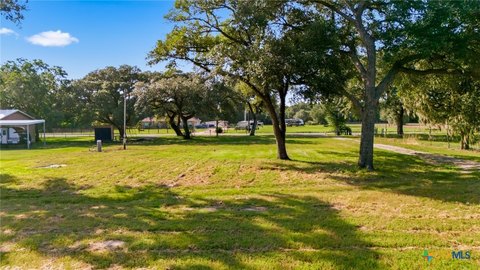 LAND - Inez, TX