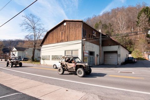 Multi-Use Automotive and Retail Building