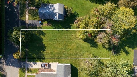 Land, Akron, NY