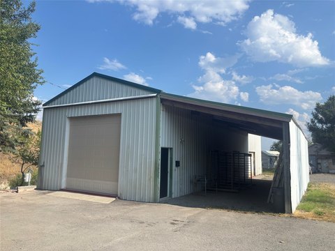 Commercial Warehouse With Covered Parking