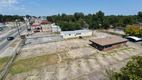 Fenced Flex Property with Warehouses