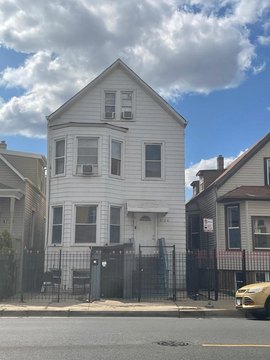Income-Generating Multifamily Property in Chicago